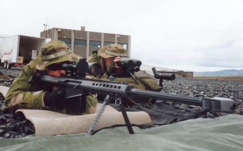 W latach 1990. Norwegia zakupiła partię amerykańskich 12,7-mm wielkokalibrowych, samopowtarzalnych karabinów przeciwsprzętowych Barrett M82A1NG przeznaczonych głównie dla Heimevernet (Gwardii Narodowej) / Zdjęcie: Forsvaret