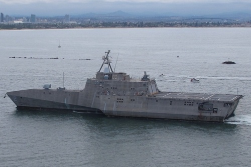 USS Independence. Okręt w układzie trimarana dysponuje większym pokładem lotniczym niż w konfiguracji monokadłubowej / Zdjęcie: US Navy