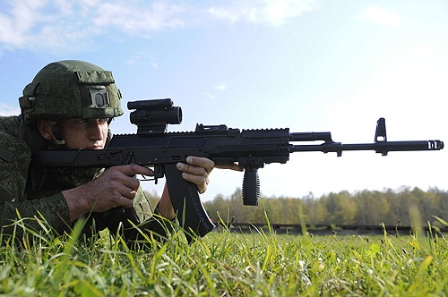 2 listopada Iżmasz przekazał do badań wstępnych dwa prototypy AK-12. Testy realizowane przez CNIITOCzMASz mają zakończyć się na początku grudnia 2012. Jeżeli broń pomyślnie przejdzie testy, to badania kwalifikacyjne (państwowe) AK-12 rozpoczną się na początku 2013 i potrwają do połowy przyszłego roku. Produkcja seryjna ma rozpocząć się w III kwartale 2013 / Zdjęcie: Siergiej Bobylew