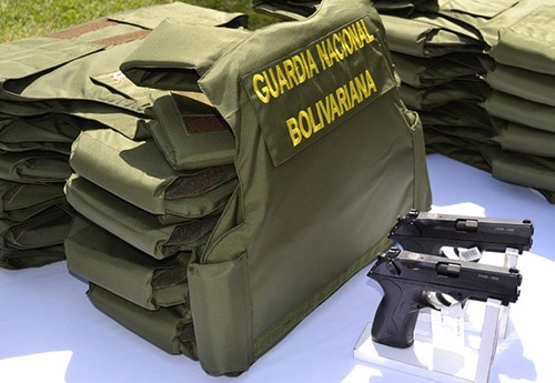 Ponad 15 mln boliwarów wydano na zakup 5000 kamizelek kuloodpornych, a 9,7 mln boliwarów (2,25 mln USD) na dostawę tysiąca włoskiej broni do naboju 9 mm x 19. Na zdjęciu pistolety Beretta Px4 z oznaczeniami FANB-GNB (Fuerza Armada Nacional Bolivariana - Guardia Nacional Bolivariana) na zamkach / Zdjęcie: AVN