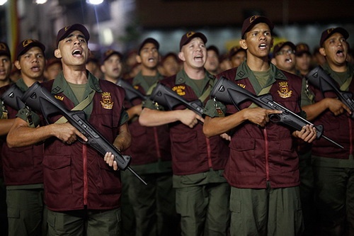 Guardia del Pueblo to formacja GNB licząca 3362 członków zajmujących się ochroną porządku publicznego. Jej pododdziały rozmieszczone są w dystrykcie stołecznym (obszarze Caracas), jak też w stanach Miranda i Vargas. Na zdjęciu gwardziści uzbrojeni we włoskie 9-mm karabinki do amunicji pistoletowej Beretta Cx4 Storm / Zdjęcie: AVM