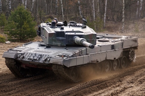 Jednym z przesądzonych przedsięwzięć modernizacyjnych jest odmłodzenie wykorzystywanych w Polsce czołgów Leopard 2A4. Podpisanie stosownej umowy w partnerem przemysłowym planowane jest już w 2013 / Zdjęcie: 10 BKP