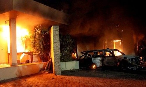 Płonący budynek amerykańskiego konsulatu w Bengazi / Zdjęcie: ModernPundit
