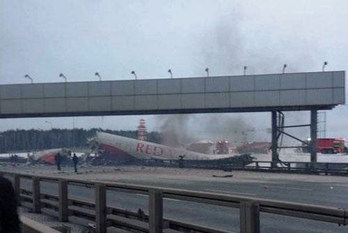 Po wypadnięciu z pasa kadłub Tu-204 przełamał się – odpadła od niego kabina załogi / Zdjęcie: Gierogij Ałburow - Twitter