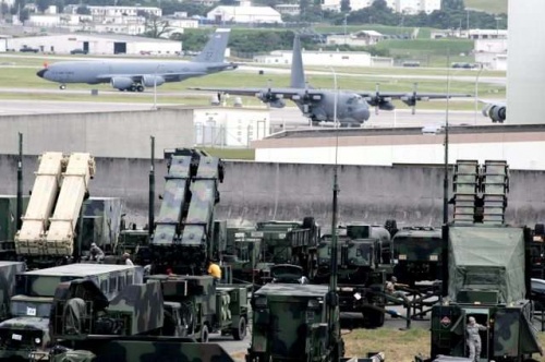 Wyrzutnie systemu Patriot, wraz z wozami towarzyszącymi, w bazie lotniczej Kadena / Zdjęcie: USAF