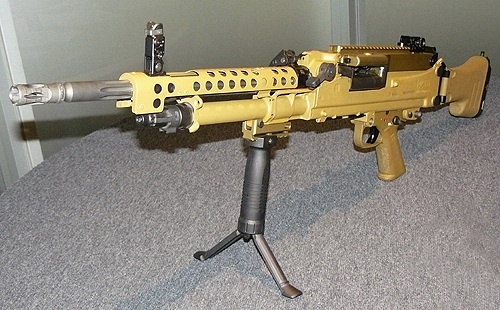 HK121 I (MG5 I) w odmianie erkaemowej z 460-mm lufą i chwytem przednim, zintegrowanym z prostym dwójnogiem. Broń w kolorze piaskowym, identycznym, jak dostarczany armii niemieckiej karabin wyborowy G28 / Zdjęcia: Remigiusz Wilk