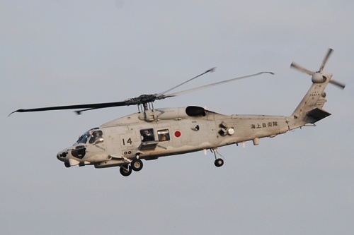 Jeden ze śmigłowców Mitsubishi SH-60K, licencyjna odmiana amerykańskiego Sikorsky S-70, wykorzystywana jako wiropłat morski, częściowo w wersji ZOP / Zdjęcie: US Navy