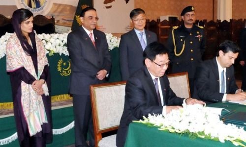 Wczorajsza uroczystość podpisania porozumienia o dzierżawie portu w Gwadarze przez China Overseas Ports Holding. Pierwsza z lewej: minister spraw zagranicznych Pakistanu, Hina Rabbani Khar. Drugi z lewej, prezydent kraju: Asif Ali Zardari / Zdjęcie: Dawn
