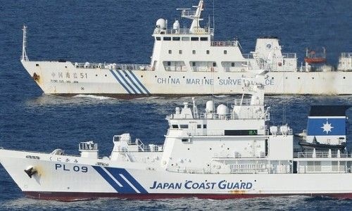 Jednostki chińskiej straży przybrzeżnej regularnie naruszają wody terytorialne Japonii wokół spornych wysp Senkaku/Diaoiu, każdorazowo zmuszając Japończyków do interwencji / Zdjęcie: WSJ