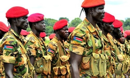 Armia Sudanu Południowego dysponuje relatywnie silnymi wojskami lądowymi – tworzą ją członkowie partyzanckiej Sudan People's Liberation Army, którzy w przeszłości zbrojnie walczyli o oderwanie się od Chartumu. Brakuje jej jednak lotnictwa oraz środków obrony przeciwlotniczej, przez co często pozostaje bezsilna wobec ataków sudańskich wojsk lotniczych / Zdjęcie: allAfrica