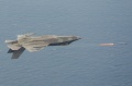 F-35C odpala AIM-9X w locie plecowym 