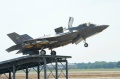 Uzbrojony F-35B na rampie 