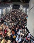 823 uchodźców w C-17