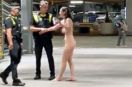 Naga kobieta na lotnisku w Maladze