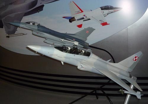 Na stoisku producenta można zobaczyć jedynie model T-50. Jednak jak zapewnili Raport Targowy przedstawiciele KAI, prawdopodobnie w przyszłym roku można będzie obejrzeć Golden Eagle w Europie na żywo, w krajach będących jego potencjalnymi nabywcami (w tym także w Polsce) / Zdjęcie: Grzegorz Hołdanowicz