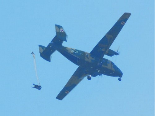 PZL M28B Bryza zrzucająca grupę rozpoznawczą na spadochronach AD-2000
