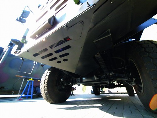 Deflektor rozpraszający siłę wybuchu miny pod kabiną Stara 944OP na silniku ciężarówki. To dodatkowy element wyposażenia pojazdu w porównaniu z już użytkowanymi w Afganistanie i Czadzie 14 ciężarówkami w wersji kuloodpornej / Zdjęcia: Janusz Walczak