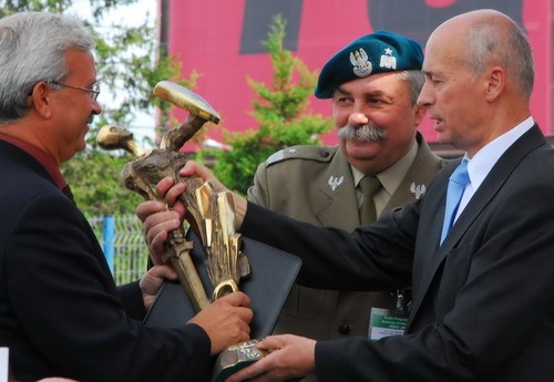 Wiceminister Obrony Narodowej Czesław Piątas, wręcza nagrodę Grand Prix dla Przemysłowego Instytutu Telekomunikacji