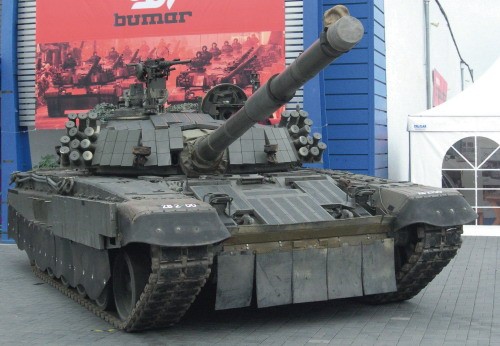 PT-91Ex przed halą Bumaru - w sierpniu SG WP otrzymał do rozważenia ofertę zakupu tego typu czołgów dla części jednostek pancernych Wojsk Lądowych / Zdjęcie: Grzegorz Hołdanowicz