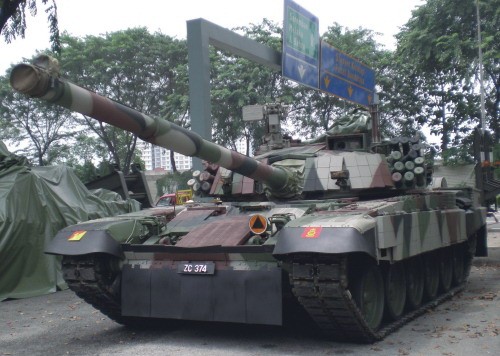 Przypomnijmy, iż pierwszych 6 seryjnych PT-91M zostało zaprezentowanych oficjalnie w Kuala Lumpur 31 sierpnia 2007 podczas parady z okazji 50. Rocznicy utworzenia Malezji. Pojazdy zamówione w 2003 mają być dostarczone do końca 2008, ze znacznym opóźnieniem w stosunku do umowy /Zdjęcie: Ayam Goreng