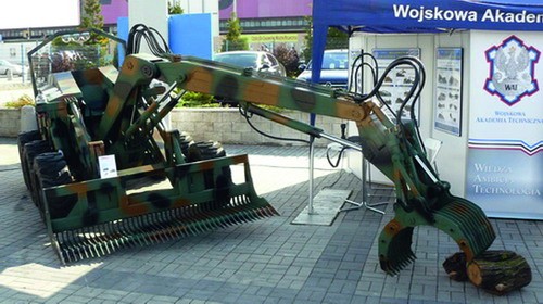 Na MSPO miała miejsce premiera inżynieryjnego robota wsparcia Marek.  Robot ma hydrostatyczny układ przeniesienia napędu w układzie 6x6,  zasilany jest silnikiem wysokoprężnym o mocy 63 kW, nadającym maksymalną  prędkość 30-40 km/h