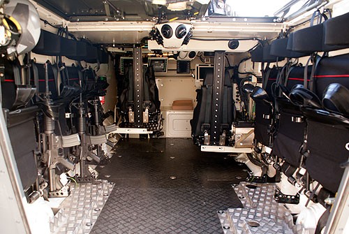 Wnętrze wozu skonfigurowane zostało dla 3 członków załogi i 7 żołnierzy desantu