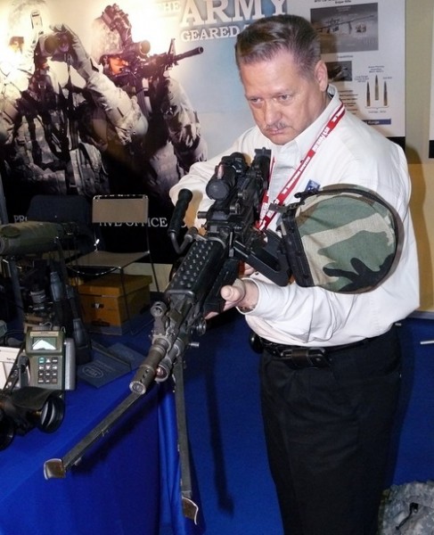 Ward Eldridge, jeden z amerykańskich przedstawicieli Project Manager Soldier Weapons prezentuje karabinek maszynowy M249 SAW, z nową kolbą teleskopową o regulowanej długości oraz adapterem (umieszczanym w gnieździe magazynka) do mocowania torby amunicyjnej