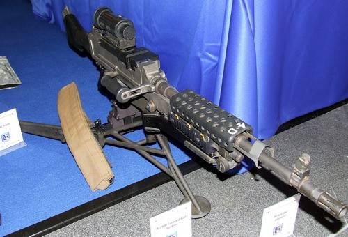 Zmodyfikowany karabin maszynowy M240B z tytanową komorą zamkową zamontowany na lekkim trójnogu M192 o masie 5,2 kg, będący następcą trójnogu M122, cięższego o 1,2 kg /Zdjęcie: Jakub Link-Lenczowski