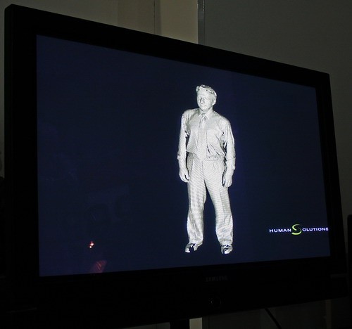 Maskpol wszedł w posiadanie skanera laserowego Anthroscan, który  wykonuje dokładny pomiar wymiarów i sylwetki ciała, a dane otrzymane w  ten sposób pozwalają szyć ubiory i np. kamizelki balistyczne dopasowane  idealnie do użytkownika / Zdjęcie: Adam Dubiel