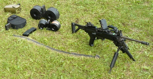 Możliwości zasilania karabinka maszynowego: z taśmy rozsypnej w 150- i 200-nabojowych miękkich torbach amunicyjnych, jak również z magazynków - 30-nabojowych pudełkowych od M16, jak i 100- i 150-nabojowych dwubębnowych Beta C-Mag i Armatac SAW-Mag