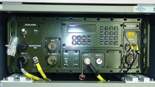 Radiostacje  R-450C są wykorzystane w systemie łączności Nadbrzeżnego  Dywizjonu Rakietowego MW, który również prezentowany jest na salonie.  Transbit dostarcza oprogramowanie firmowe do radiostacji realizujące  inne tryby pracy np.: dalekosiężną transmisję punkt - punkt. W tym  trybie pracy konieczne jest zastosowanie anten kierunkowych oraz  zewnętrznego wzmacniacza mocy 200W. Konfiguracja zapewnia możliwość  transmisji danych w relacji punkt - punkt na odległość 100 km / Zdjęcie:  Grzegorz Hołdanowicz