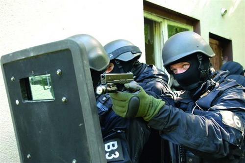 In 2011  operators of Border Guard's special units will receive 32 special  resistance bullet-proof vests with ballistic armour