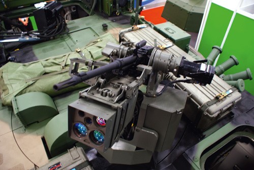Zdalnie  sterowany moduł uzbrojenia ZSMU-762 Kobuz wyposażony w kanały  telewizyjny i termowizyjny. Uzbrojenie stanowi 7,62-mm karabin maszynowy  UKM-2000C