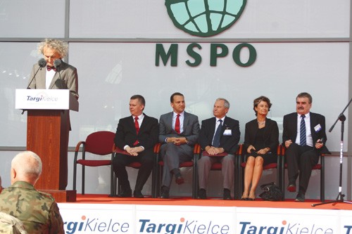 Prezes  Targów Kielce, Andrzej Mochoń, wita zebranych gości podczas  ceremonii otwarcia. Towarzyszą mu (od lewej) minister obrony narodowej  Tomasz Siemoniak, minister spraw zagranicznych, Radosław Sikorski, szef  Biura Bezpieczeństwa Narodowego, gen. Stanisław Koziej, dyrektor  Europejskiej Agencji Obronnej, Claude-France Arnould oraz prezydent  Kielc, Wojciech Lubawski / Zdjęcie Jakub Link-Lenczowski