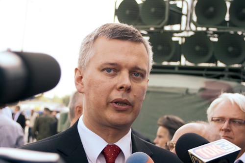 Minister  ON w swoim wystąpieniu podkreślał rolę polskiego przemysłu obronnego w  budowaniu nowoczesnych sił zbrojnych interoperacyjnych w ramach sił  NATO. Zapewnił również, iż wizyta na targach jest częścią programu  zapoznawania się ze stanem krajowych spółek działających na rzecz  bezpieczeństwa / Zdjęcie: Jakub Link-Lenczowski