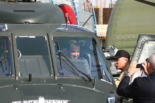 Minister  spraw zagranicznych Radosław Sikorski, rozpoczął zwiedzanie od  zapoznania się ze, zbudowanym w zakładach PZL Mielec, śmigłowcem  Sikorsky S-70i Blackhawk