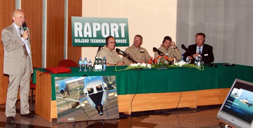 Przedstawiciele Sikorsky Aircraft Corporation podczas konferencji <i>Bojowe doświadczenia wykorzystania śmigłowców Blackhawk w Iraku i  Afganistanie szlakiem rozwoju ku ultraszybkim wiropłatom przyszłości</i>. Całość moderował Wojciech Łuczak, wiceprezes ds. wydawniczych AL Altair