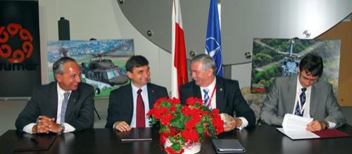 Porozumienie podpisali Robert Mastronardi - Szef Programu śmigłowca  Black Hawk w Sikorsky Aircraft Corporation, Artur Wojtas - dyrektor  programów wojskowych w PZL Mielec oraz Edward Nowak - prezes Bumar i  Mariusz Andrzejczak - wiceprezes ds. Rozwoju Bumar / Zdjęcie: Grzegorz  Hołdanowicz