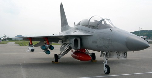 Jeden z prototypów FA-50 podczas prób. Dostawy samolotów seryjnych dla  południowokoreańskich wojsk lotniczych rozpoczną się w połowie 2013 /  Zdjęcie: KAI