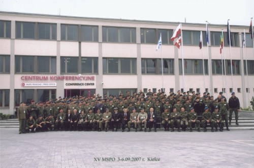 Pamiątkowe zdjęcie zespołu, który przygotował i przeprowadził pokaz dynamiczny wojsk aeromobilnych na lotnisku w Masłowie w pierwszym dniu targowym (3 września) oraz grupy osób odpowiedzialnych za organizację bardzo rozbudowanej ekspozycji Wojsk Lądowych na MSPO 2007 / Zdjęcie: Wojska Lądowe