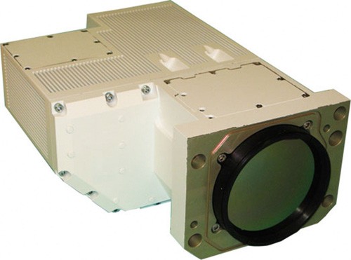 Kamera termowizyjna KT-1 może stać się nowymi oczami polskich Leopardów  2. Urządzenie o masie niecałych 12 kg pracuje w rozdzielczości 288×384  oraz charakteryzuje się czasem gotowości do pracy poniżej 6 minut
