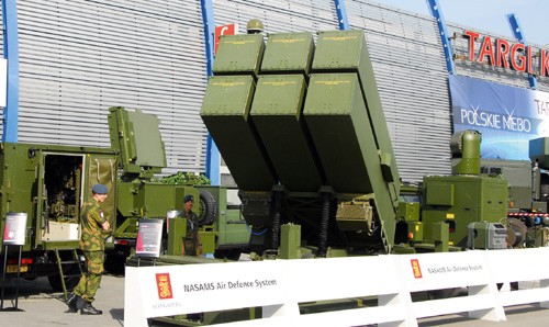 Podczas targów prezentowane są wszystkie istotne elementy systemu  NASAMS, kontenerowa wyrzutnia oraz osadzone na podwoziach Mercedes  Geländewagen radar oraz głowica IR zapewniające wykrywanie celów dla  systemu