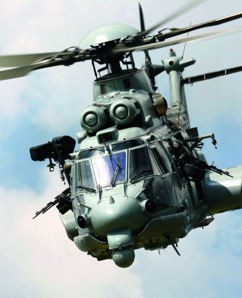 Wiropłat Eurocoptera został też sprawdzony w warunkach bojowych. EC725 Caracal ze składu Aviation Légère de l’Armée de Terre (lotnictwa wojsk lądowych Francji) używane są w Afganistanie do zadań Combat SAR (ratownictwa bojowego). Wiropłaty tego typu zamówiły również siły zbrojne Indonezji (6) i Kazachstanu (20). Natomiast brazylijska marynarka wojenna i wojska lądowe mają otrzymać po 16 egzemplarzy EC725, a wojska lotnicze 18, w tym 2 skonfigurowane do transportu VIP-ów. Zakup śmigłowców tego typu bierze pod uwagę także Tajlandia. EC725 jest też jednym z kandydatów w przetargu na śmigłowce wielozadaniowe dla Wojsk Lądowych, Marynarki Wojennej i Sił Powietrznych RP / Zdjęcie: Eurocopter