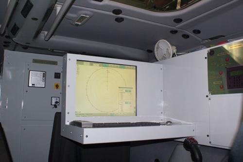 Bloki elektroniki odpowiedzialne za pracę radaru kontroli ognia Thales STIR 1.2 GB oraz stanowisko operatora wewnątrz transportera opancerzonego Rosomak