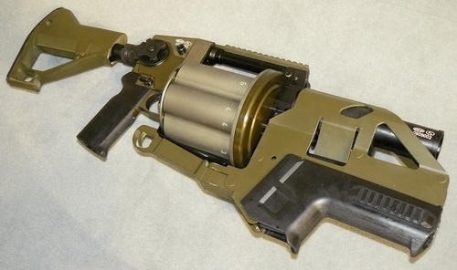 Dosyć niezwykła konstrukcja – granatnik rewolwerowy RGP-40 z podwieszonym pistoletem Glock G17 / Zdjęcie: Remigiusz Wilk