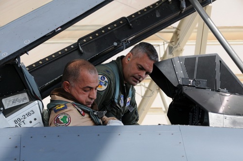 Iracki pilot szkolony przez lotnika z 162rd Fighter Wing Gwardii Narodowej w kabinie F-16 / Zdjęcie: USAF