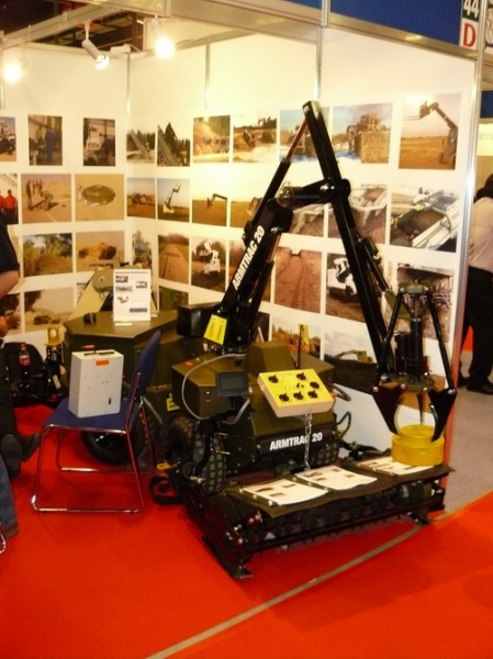 Armtrac 20 prezentowany podczas targów MSPO. Widoczny zamontowany trał oraz uniwersalny chwytak. Uwagę zwracają niewielkie rozmiary brytyjskiego robota / Zdjęcie: Remigiusz Wilk