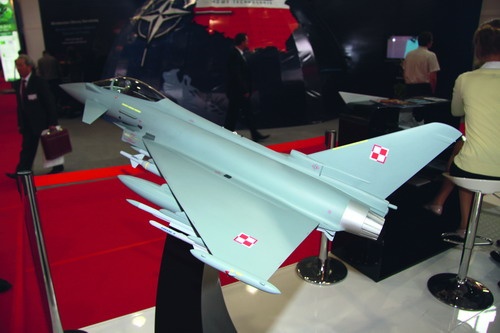 Model Eurofightera Typhoona z polskimi szachownicami. Producent oferuje samolot jako potencjalnego następcę Su-22 dla Sił Powietrznych / Zdjęcie: Bartosz Głowacki