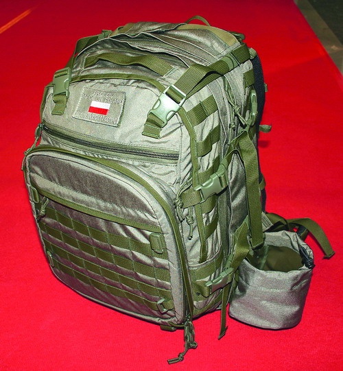 Wisport przygotował dla radiotelegrafistów plecak złożony z dwóch spiętych ze sobą plecaków. W głównym noszona jest radiostacja, a w drugim, demontowalnym wyposażenie osobiste żołnierza / Zdjęcia: Adam Dubiel