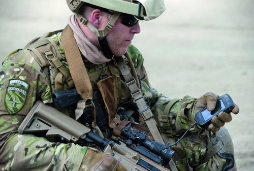 sPAD ma umożliwiać żołnierzowi odbiór i wysyłanie informacji do systemu zarządzania walką, bez zbytniego obciążania go dodatkowymi urządzeniami